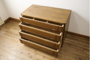 2段重ね箪笥をチェストにリメイク!下段の4段を使い、サイズを小さく加工。ヒノキ材の天板を取り付け、本体と合うよう着色。