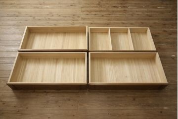 2段重ね箪笥をチェストにリメイク!下段の4段を使い、サイズを小さく加工。ヒノキ材の天板を取り付け、本体と合うよう着色。