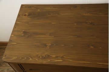 2段重ね箪笥をチェストにリメイク!下段の4段を使い、サイズを小さく加工。ヒノキ材の天板を取り付け、本体と合うよう着色。