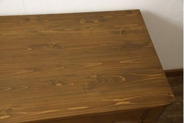 2段重ね箪笥をチェストにリメイク!下段の4段を使い、サイズを小さく加工。ヒノキ材の天板を取り付け、本体と合うよう着色。