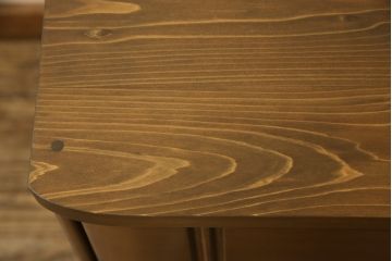 2段重ね箪笥をチェストにリメイク!下段の4段を使い、サイズを小さく加工。ヒノキ材の天板を取り付け、本体と合うよう着色。