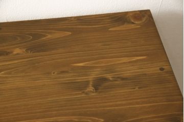 2段重ね箪笥をチェストにリメイク!下段の4段を使い、サイズを小さく加工。ヒノキ材の天板を取り付け、本体と合うよう着色。