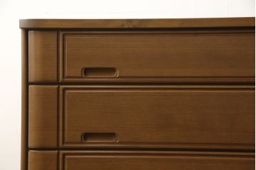 2段重ね箪笥をチェストにリメイク!下段の4段を使い、サイズを小さく加工。ヒノキ材の天板を取り付け、本体と合うよう着色。