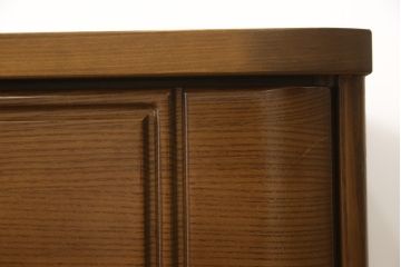 2段重ね箪笥をチェストにリメイク!下段の4段を使い、サイズを小さく加工。ヒノキ材の天板を取り付け、本体と合うよう着色。