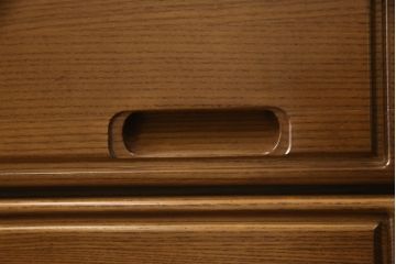 2段重ね箪笥をチェストにリメイク!下段の4段を使い、サイズを小さく加工。ヒノキ材の天板を取り付け、本体と合うよう着色。