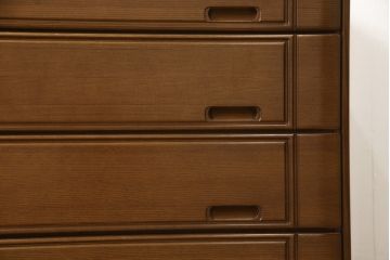 2段重ね箪笥をチェストにリメイク!下段の4段を使い、サイズを小さく加工。ヒノキ材の天板を取り付け、本体と合うよう着色。