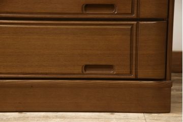 2段重ね箪笥をチェストにリメイク!下段の4段を使い、サイズを小さく加工。ヒノキ材の天板を取り付け、本体と合うよう着色。