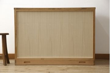 2段重ね箪笥をチェストにリメイク!下段の4段を使い、サイズを小さく加工。ヒノキ材の天板を取り付け、本体と合うよう着色。