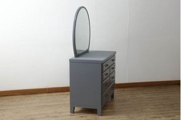 箪笥とドレッサーを使って新たなドレッサーにリメイク!整理箪笥の上4段を利用し、天板にミラーを移設。取っ手を交換し脚を取り付けて、ダークグレーにペイント仕上げ。