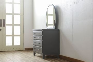 箪笥とドレッサーを使って新たなドレッサーにリメイク!整理箪笥の上4段を利用し、天板にミラーを移設。取っ手を交換し脚を取り付けて、ダークグレーにペイント仕上げ。