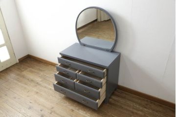 箪笥とドレッサーを使って新たなドレッサーにリメイク!整理箪笥の上4段を利用し、天板にミラーを移設。取っ手を交換し脚を取り付けて、ダークグレーにペイント仕上げ。