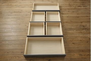 箪笥とドレッサーを使って新たなドレッサーにリメイク!整理箪笥の上4段を利用し、天板にミラーを移設。取っ手を交換し脚を取り付けて、ダークグレーにペイント仕上げ。