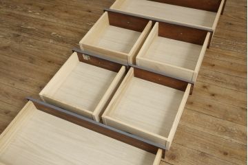 箪笥とドレッサーを使って新たなドレッサーにリメイク!整理箪笥の上4段を利用し、天板にミラーを移設。取っ手を交換し脚を取り付けて、ダークグレーにペイント仕上げ。