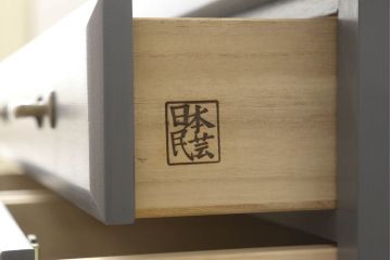 箪笥とドレッサーを使って新たなドレッサーにリメイク!整理箪笥の上4段を利用し、天板にミラーを移設。取っ手を交換し脚を取り付けて、ダークグレーにペイント仕上げ。