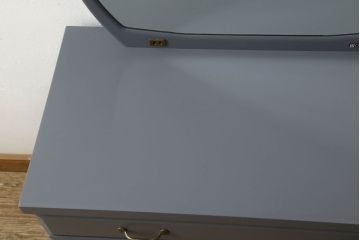 箪笥とドレッサーを使って新たなドレッサーにリメイク!整理箪笥の上4段を利用し、天板にミラーを移設。取っ手を交換し脚を取り付けて、ダークグレーにペイント仕上げ。