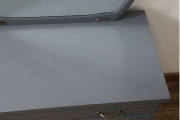 箪笥とドレッサーを使って新たなドレッサーにリメイク!整理箪笥の上4段を利用し、天板にミラーを移設。取っ手を交換し脚を取り付けて、ダークグレーにペイント仕上げ。