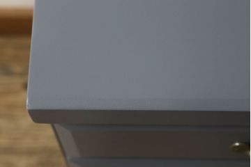 箪笥とドレッサーを使って新たなドレッサーにリメイク!整理箪笥の上4段を利用し、天板にミラーを移設。取っ手を交換し脚を取り付けて、ダークグレーにペイント仕上げ。