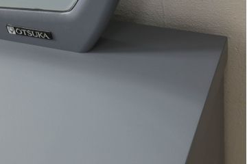 箪笥とドレッサーを使って新たなドレッサーにリメイク!整理箪笥の上4段を利用し、天板にミラーを移設。取っ手を交換し脚を取り付けて、ダークグレーにペイント仕上げ。