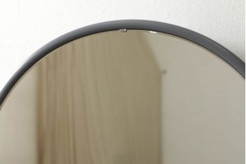 箪笥とドレッサーを使って新たなドレッサーにリメイク!整理箪笥の上4段を利用し、天板にミラーを移設。取っ手を交換し脚を取り付けて、ダークグレーにペイント仕上げ。