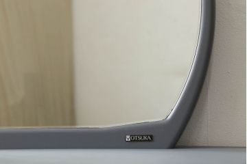 箪笥とドレッサーを使って新たなドレッサーにリメイク!整理箪笥の上4段を利用し、天板にミラーを移設。取っ手を交換し脚を取り付けて、ダークグレーにペイント仕上げ。