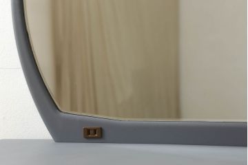 箪笥とドレッサーを使って新たなドレッサーにリメイク!整理箪笥の上4段を利用し、天板にミラーを移設。取っ手を交換し脚を取り付けて、ダークグレーにペイント仕上げ。