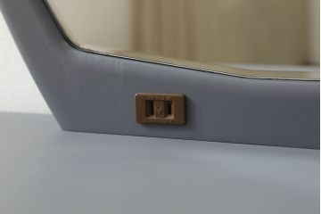 箪笥とドレッサーを使って新たなドレッサーにリメイク!整理箪笥の上4段を利用し、天板にミラーを移設。取っ手を交換し脚を取り付けて、ダークグレーにペイント仕上げ。