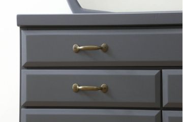 箪笥とドレッサーを使って新たなドレッサーにリメイク!整理箪笥の上4段を利用し、天板にミラーを移設。取っ手を交換し脚を取り付けて、ダークグレーにペイント仕上げ。