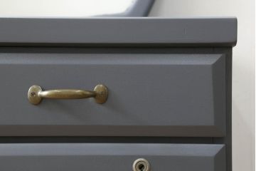 箪笥とドレッサーを使って新たなドレッサーにリメイク!整理箪笥の上4段を利用し、天板にミラーを移設。取っ手を交換し脚を取り付けて、ダークグレーにペイント仕上げ。