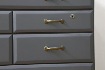 箪笥とドレッサーを使って新たなドレッサーにリメイク!整理箪笥の上4段を利用し、天板にミラーを移設。取っ手を交換し脚を取り付けて、ダークグレーにペイント仕上げ。