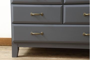 箪笥とドレッサーを使って新たなドレッサーにリメイク!整理箪笥の上4段を利用し、天板にミラーを移設。取っ手を交換し脚を取り付けて、ダークグレーにペイント仕上げ。