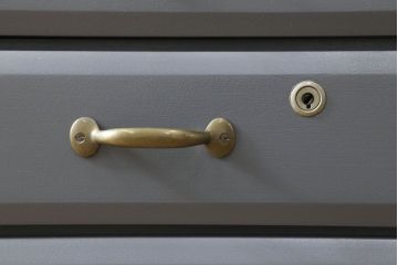 箪笥とドレッサーを使って新たなドレッサーにリメイク!整理箪笥の上4段を利用し、天板にミラーを移設。取っ手を交換し脚を取り付けて、ダークグレーにペイント仕上げ。