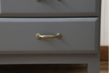 箪笥とドレッサーを使って新たなドレッサーにリメイク!整理箪笥の上4段を利用し、天板にミラーを移設。取っ手を交換し脚を取り付けて、ダークグレーにペイント仕上げ。