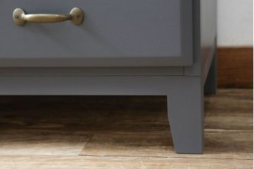 箪笥とドレッサーを使って新たなドレッサーにリメイク!整理箪笥の上4段を利用し、天板にミラーを移設。取っ手を交換し脚を取り付けて、ダークグレーにペイント仕上げ。