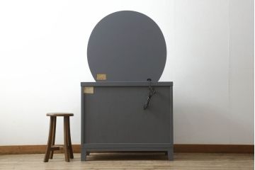 箪笥とドレッサーを使って新たなドレッサーにリメイク!整理箪笥の上4段を利用し、天板にミラーを移設。取っ手を交換し脚を取り付けて、ダークグレーにペイント仕上げ。