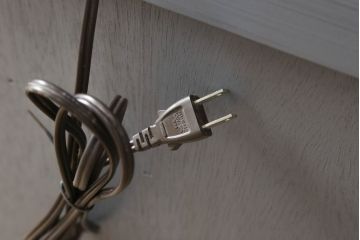 箪笥とドレッサーを使って新たなドレッサーにリメイク!整理箪笥の上4段を利用し、天板にミラーを移設。取っ手を交換し脚を取り付けて、ダークグレーにペイント仕上げ。