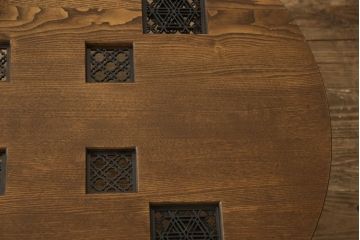 お仏壇を小型仏壇と丸テーブルにリメイク!小型仏壇の本体は桐材にて新規製作。内部の装飾には元の螺鈿細工を活用。丸テーブルは組子部分を装飾として使用し、上にガラス天板を。