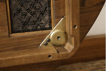 お仏壇を小型仏壇と丸テーブルにリメイク!小型仏壇の本体は桐材にて新規製作。内部の装飾には元の螺鈿細工を活用。丸テーブルは組子部分を装飾として使用し、上にガラス天板を。