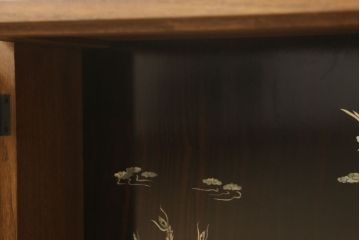 お仏壇を小型仏壇と丸テーブルにリメイク!小型仏壇の本体は桐材にて新規製作。内部の装飾には元の螺鈿細工を活用。丸テーブルは組子部分を装飾として使用し、上にガラス天板を。