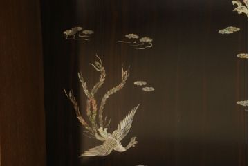 お仏壇を小型仏壇と丸テーブルにリメイク!小型仏壇の本体は桐材にて新規製作。内部の装飾には元の螺鈿細工を活用。丸テーブルは組子部分を装飾として使用し、上にガラス天板を。