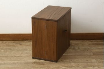 お仏壇を小型仏壇と丸テーブルにリメイク!小型仏壇の本体は桐材にて新規製作。内部の装飾には元の螺鈿細工を活用。丸テーブルは組子部分を装飾として使用し、上にガラス天板を。