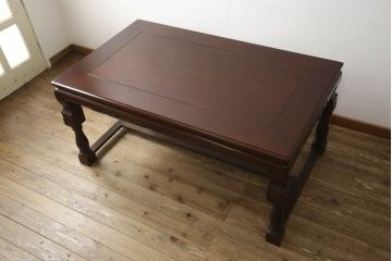座卓をダイニングテーブルにリメイク!新材で脚を増設し、H型の貫を通して脚を補強。現状に合わせた濃茶色に仕上げ。
