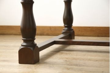 座卓をダイニングテーブルにリメイク!新材で脚を増設し、H型の貫を通して脚を補強。現状に合わせた濃茶色に仕上げ。