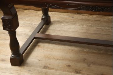 座卓をダイニングテーブルにリメイク!新材で脚を増設し、H型の貫を通して脚を補強。現状に合わせた濃茶色に仕上げ。