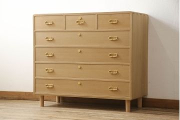 桐箪笥をチェストにリメイク!下2段の引き出しと台輪をカットし、木製脚の取り付け。蜜蝋ワックス仕上げ。