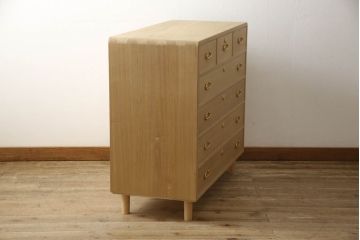 桐箪笥をチェストにリメイク!下2段の引き出しと台輪をカットし、木製脚の取り付け。蜜蝋ワックス仕上げ。