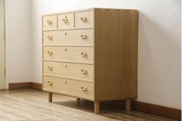 桐箪笥をチェストにリメイク!下2段の引き出しと台輪をカットし、木製脚の取り付け。蜜蝋ワックス仕上げ。