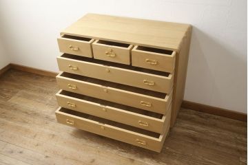 桐箪笥をチェストにリメイク!下2段の引き出しと台輪をカットし、木製脚の取り付け。蜜蝋ワックス仕上げ。