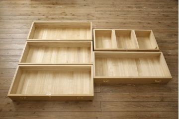 桐箪笥をチェストにリメイク!下2段の引き出しと台輪をカットし、木製脚の取り付け。蜜蝋ワックス仕上げ。