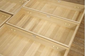 桐箪笥をチェストにリメイク!下2段の引き出しと台輪をカットし、木製脚の取り付け。蜜蝋ワックス仕上げ。