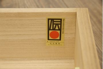 桐箪笥をチェストにリメイク!下2段の引き出しと台輪をカットし、木製脚の取り付け。蜜蝋ワックス仕上げ。